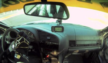 de GET GPS Laptimer gemonteerd in de auto
